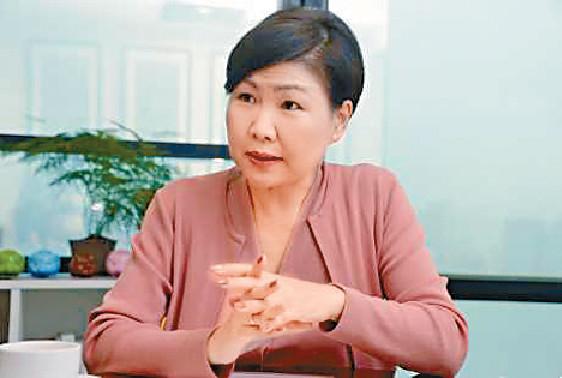 ■消委會總幹事黃鳳嫻提醒網民，在網上指控某商店時，要考慮法律責任問題。