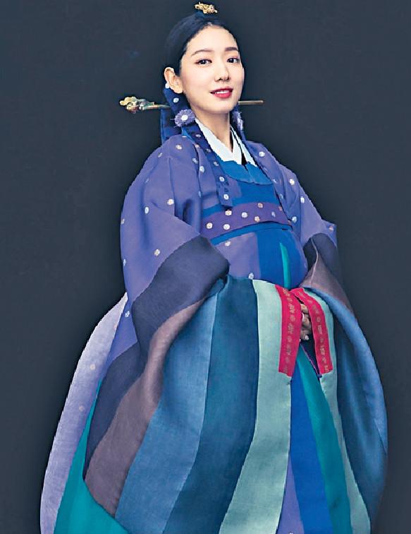 ■朴信惠公開韓服婚紗照，被網民指肚子已隆起。
