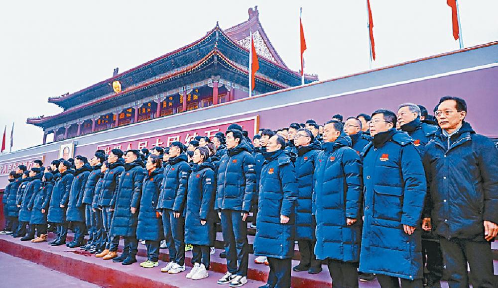 ■中國體育代表團一百多名運動員和教練員代表在天安門廣場觀看升國旗儀式，並宣誓出征。