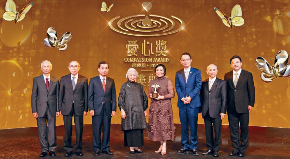 ▲香港主會場內基金會主席王茂林（左）與梁愛詩合照。