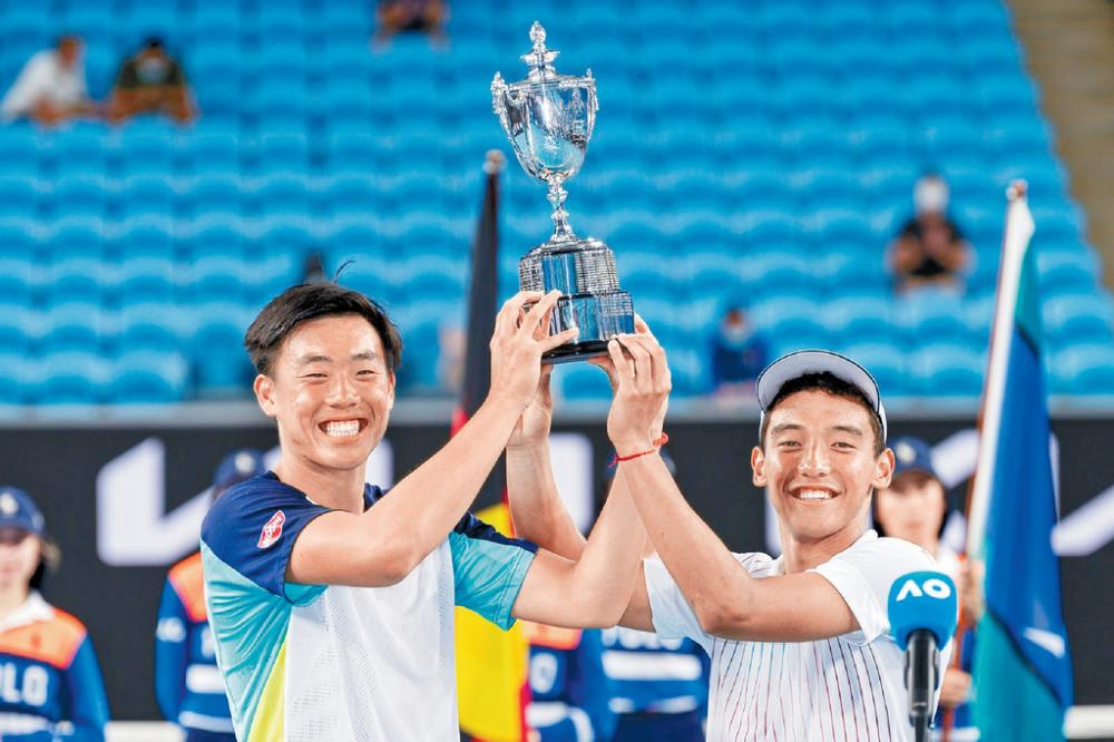 ■黃澤林（左）與葛原般奴勇奪澳網青年組男雙冠軍。