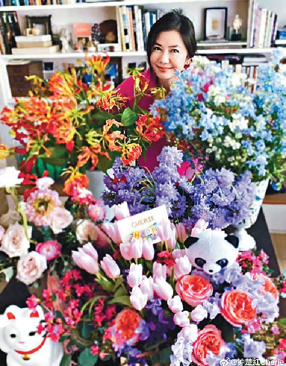 62歲紅姑生日狂收鮮花 Headlife 頭條日報 62歲紅姑生日狂收鮮花 Headlife 頭條日報