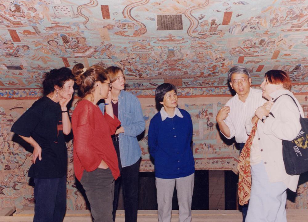 1988年，樊錦詩院長與專家團隊考察莫高窟，採討數碼化方案。