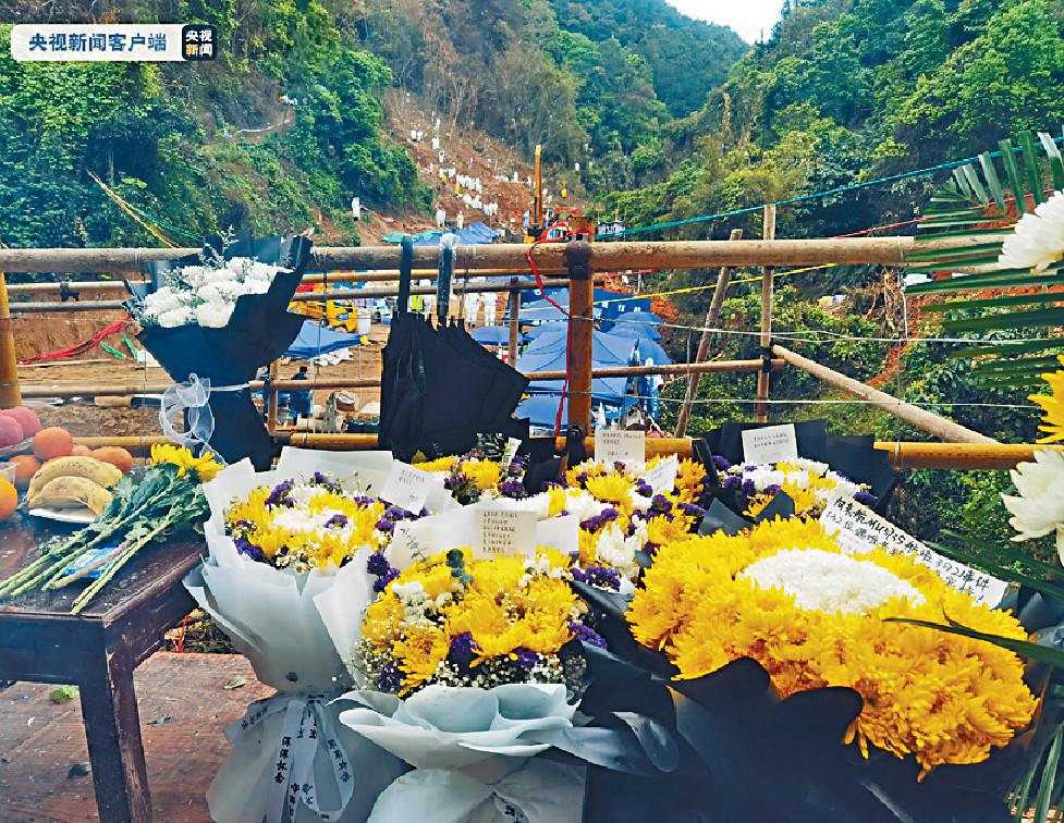 ■當地花店將顧客預訂的鮮花送到事故發生地，有顧客堅持要送一百三十二朵花，向所有遇難者致意。