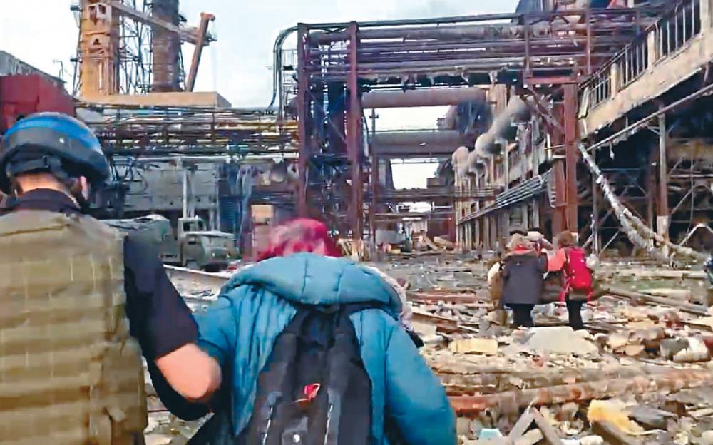 ■澤連斯基宣佈，經過複雜的程序，終於成功安排亞速鋼鐵廠的平民撤離。