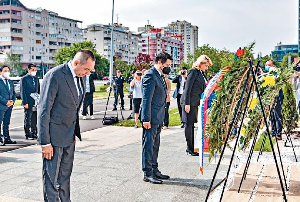 ■中國駐塞爾維亞大使館工作人員前往大使館舊址，憑弔當年犧牲的三名中國記者。