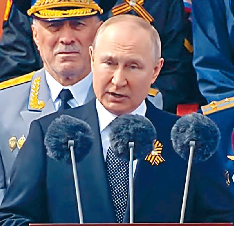 ■普京在演說後呼籲全場作一分鐘默哀，悼念在二戰和烏克蘭戰死的士兵。