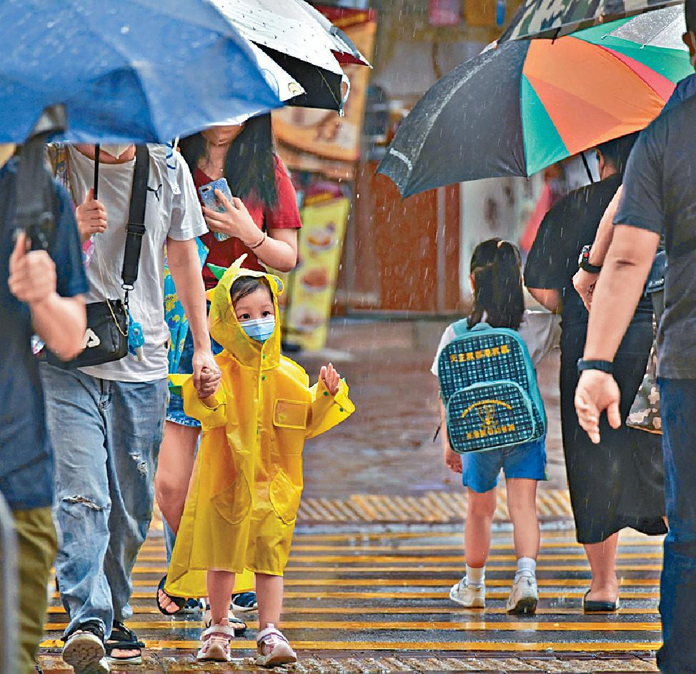 ■昨早香港多區下雨，但雨勢不大，學生如常上學。
