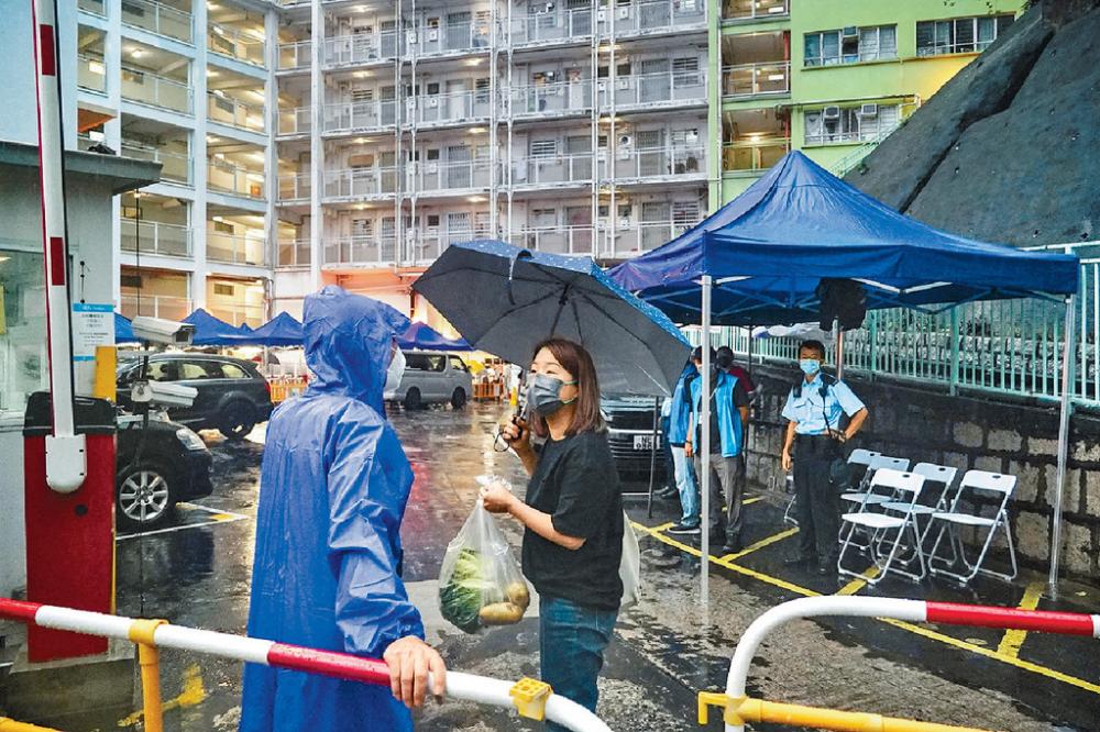 ■西環邨昨晚被圍封，當局指邨內污水檢測病毒量相當高。