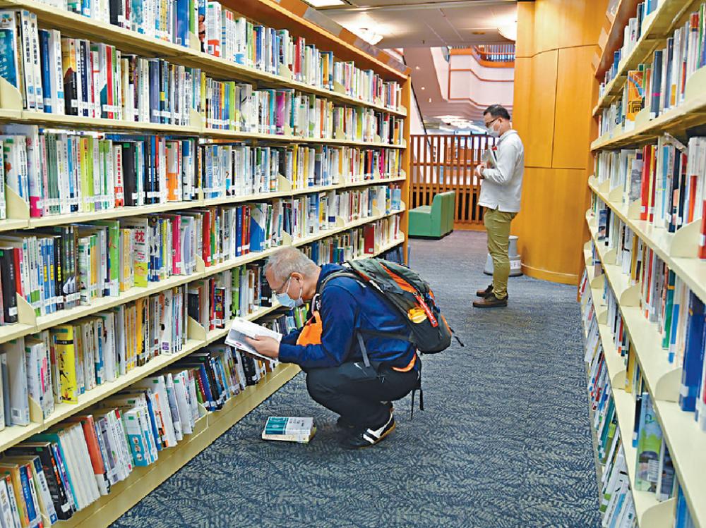 ■近年公共圖書館實體書外借量持續下降。資料圖片