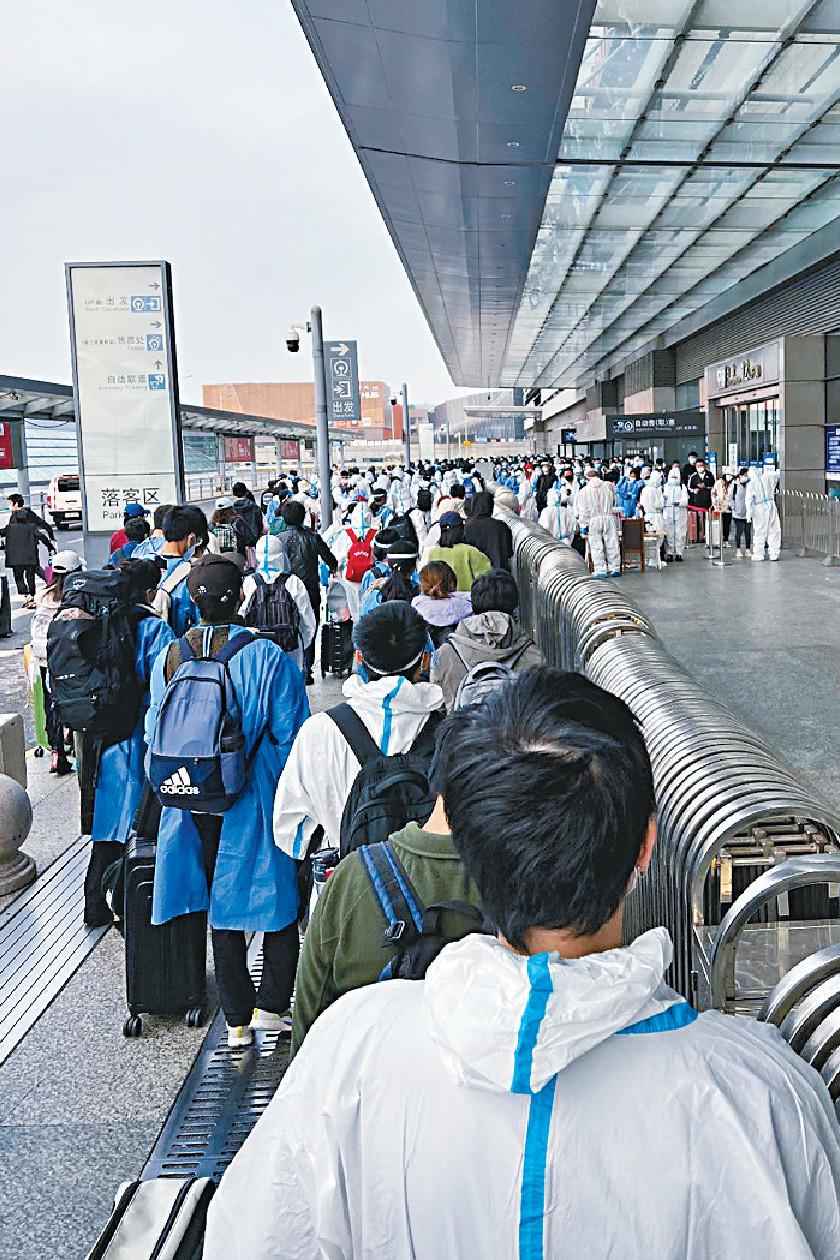 ■上海虹橋火車站連日來人山人海，進入車站需輪候兩小時。網上圖片