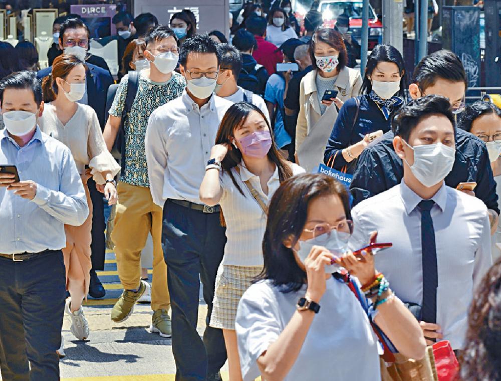 ■專家指，若七月時無新型變種病毒出現，市民在室外可以不必戴口罩。