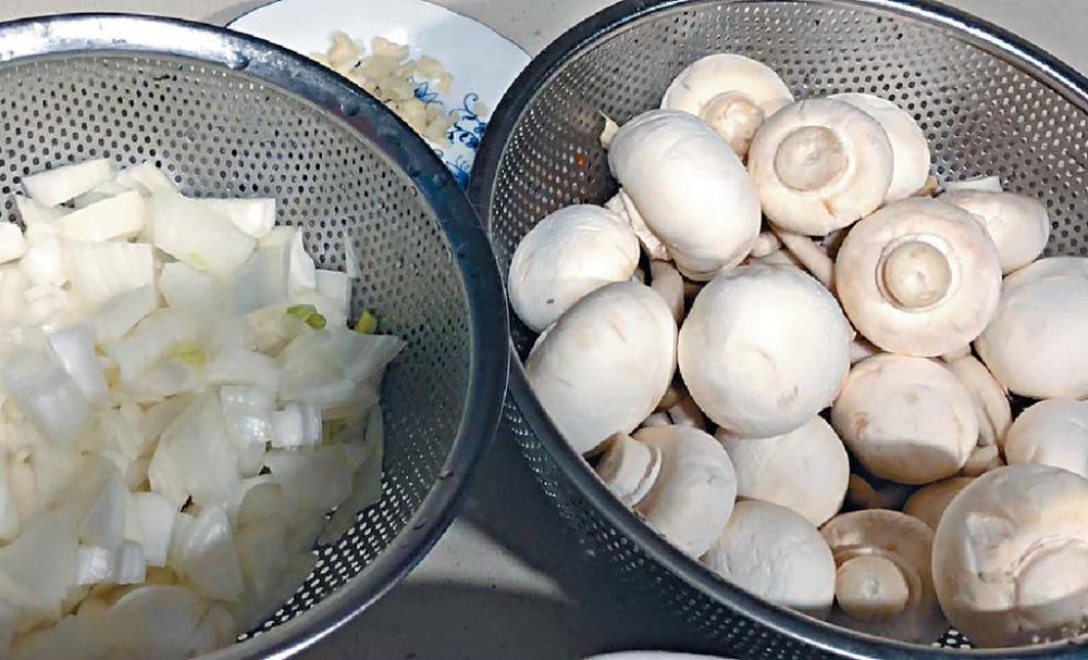 ■蘑菇湯用的白蘑菇和洋葱