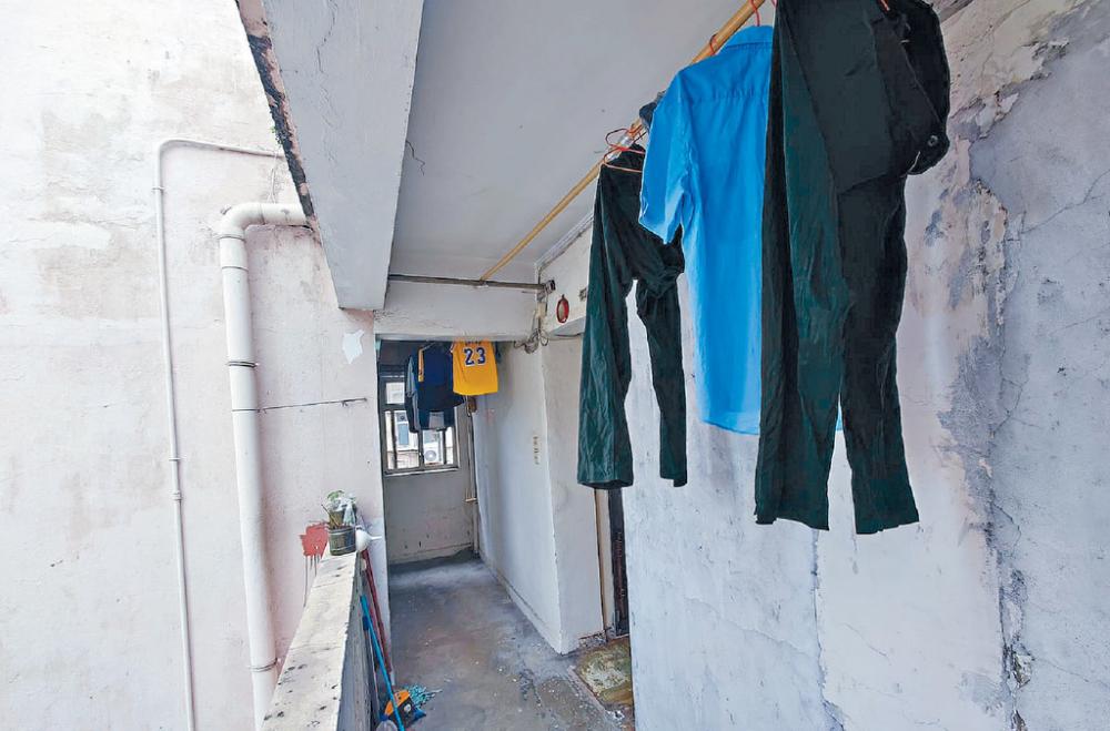 ■喪生車長居於旺角砵蘭街一「劏房」，單位外走廊掛有新巴制服。