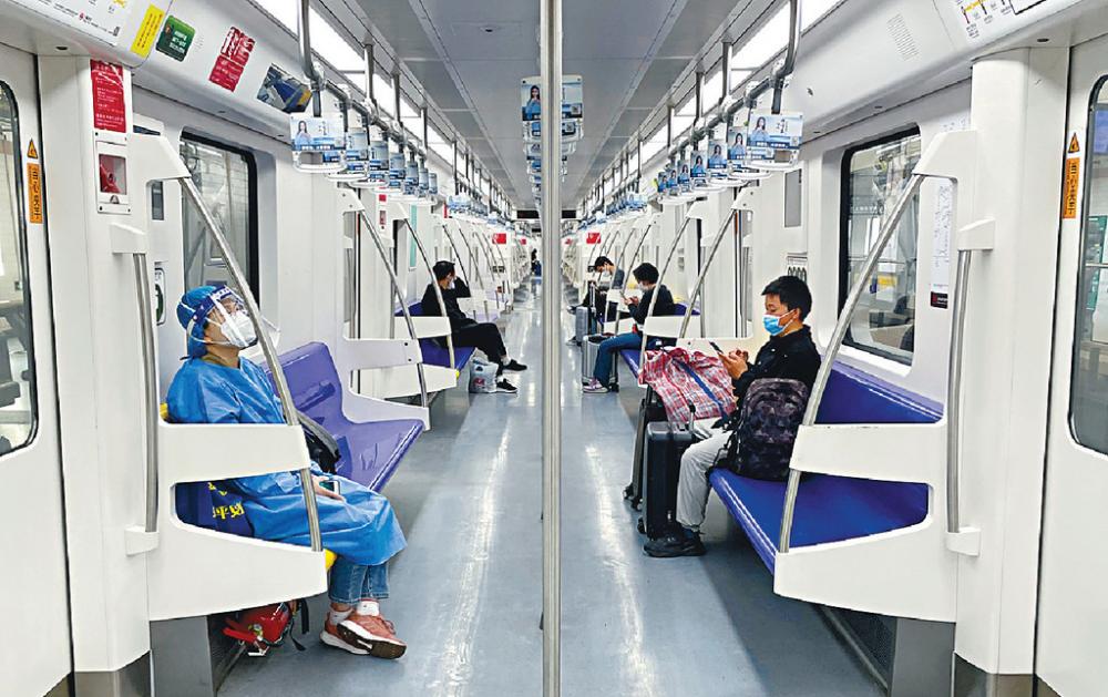 ■上海昨起恢復部份跨區公共交通，包括四條地鐵線。