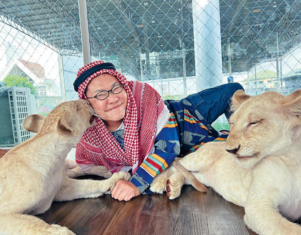 ■曼谷一間以杜拜作為主題嘅咖啡店，人客可以化身中東酋長親親白獅子。
