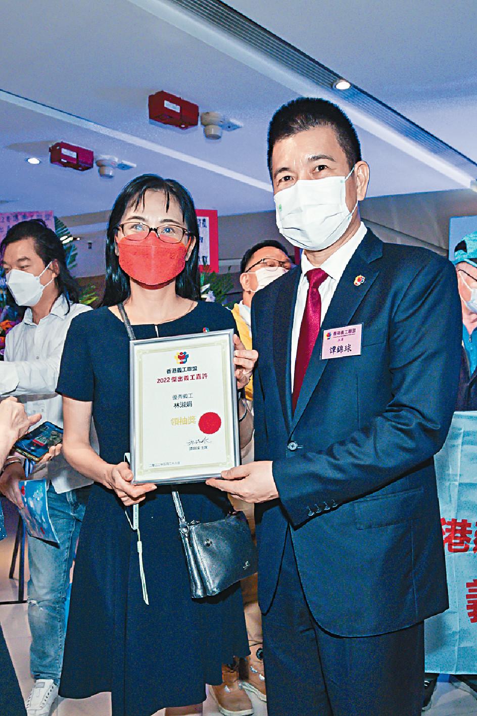 林淑娟獲香港中國企業協會義工團提名，並成功榮獲「傑出義工領袖獎」，與香港義工聯盟主席譚錦球合照。
