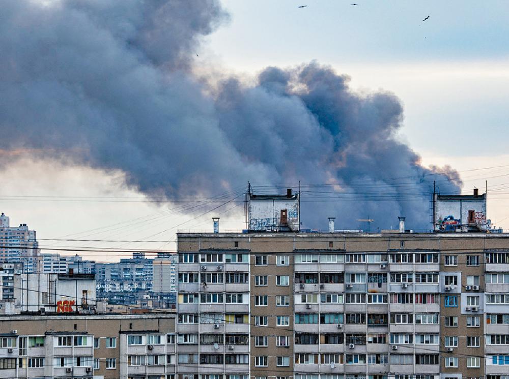 ■基輔當地周日清晨天空冒起濃密黑煙。