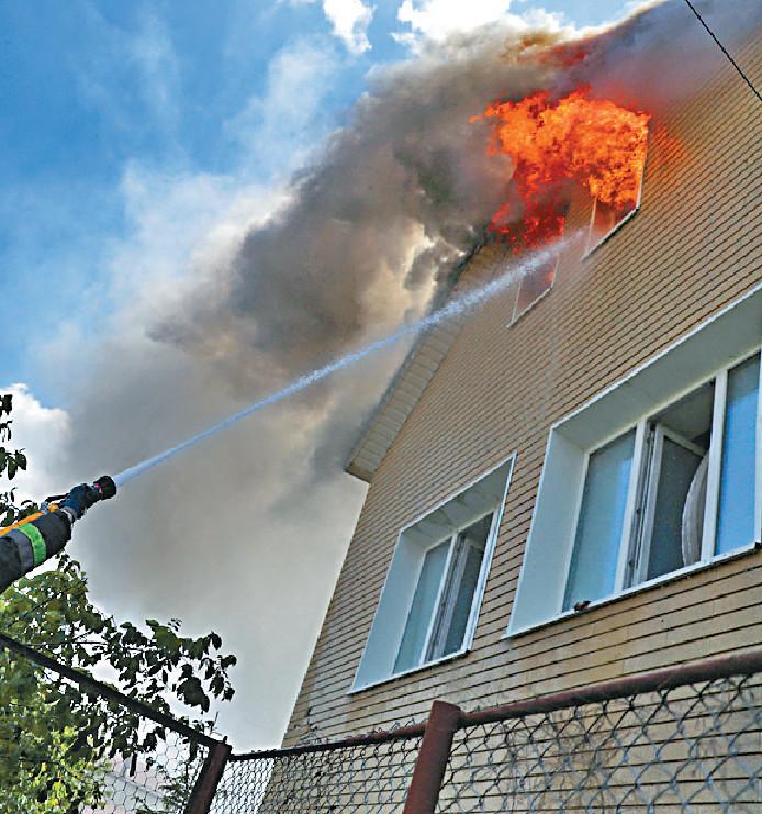 ■俄軍持續炮擊烏克蘭第二大城市哈爾科夫，有住宅大樓被擊中。