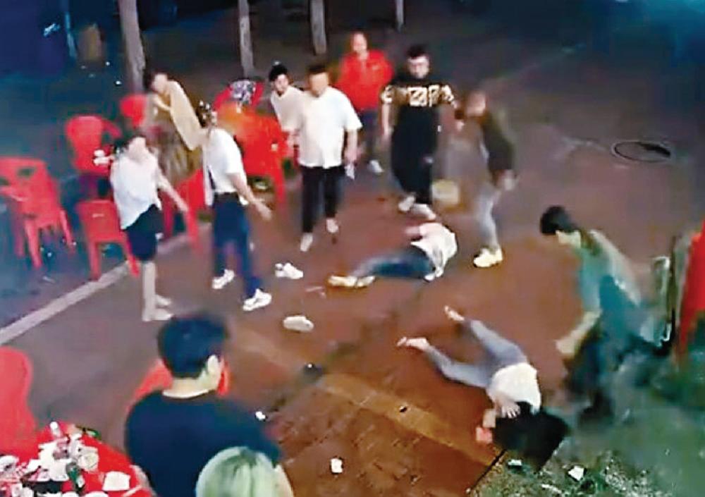 ■片段顯示多名男子在店門外毆打四名女子。