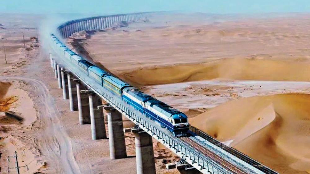 ■新疆和若鐵路昨日通車，新華社形容，中國在最大沙漠塔克拉瑪干，完成世界首條環沙漠鐵路線「最後一塊拼圖」。