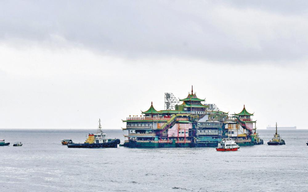 ■珍寶海鮮舫上周拖離香港，但在西沙群島對開遇上風浪，入水沉沒，香港人的集體回體，就此長眠水底。
