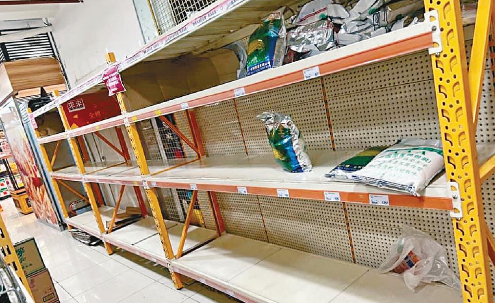 ■澳門超市大米貨架接近清空。
