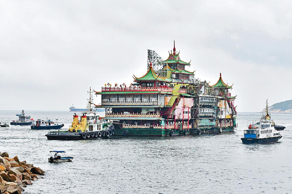 ■珍寶海鮮舫以拖船拖離香港，最終在大海沉沒，事件引起各界質疑。