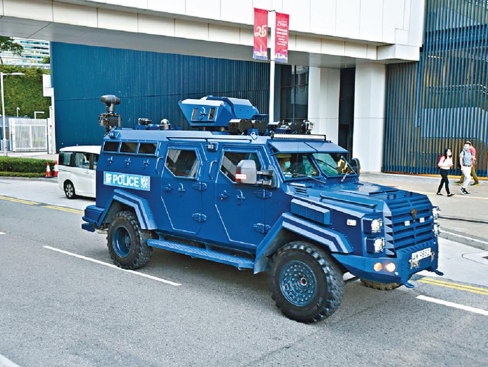 ■警方出動國產「劍齒虎」裝甲車。