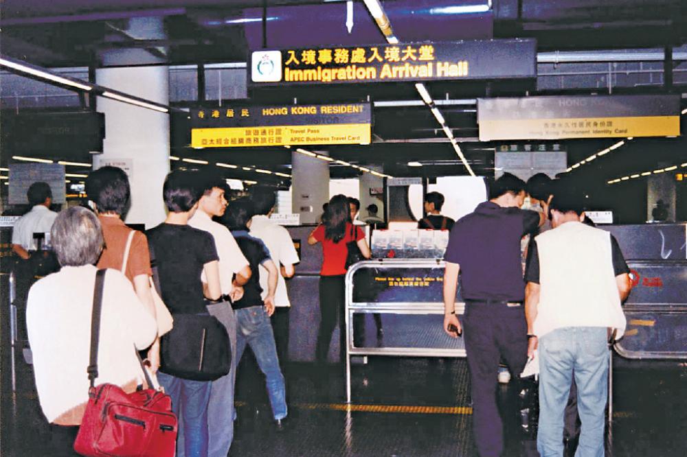 ■優化昔日的出入境櫃檯服務，去年更推出非觸式e-道，讓香港居民可以選擇用容貌識別技術自助辦理出入境。