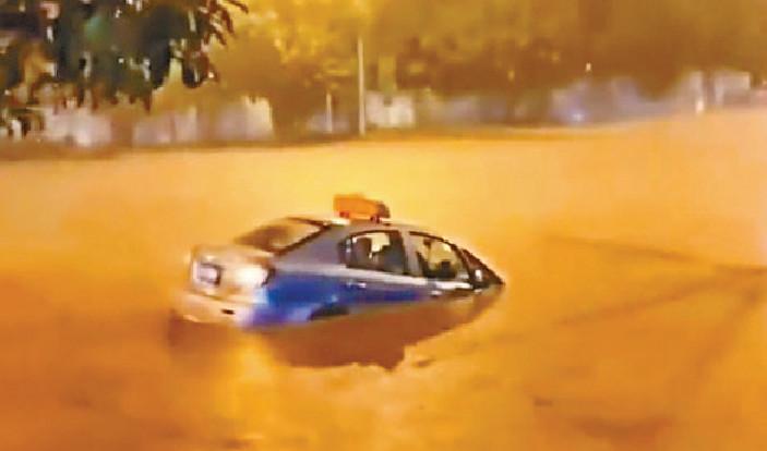 ■不少車輛都被困水中。