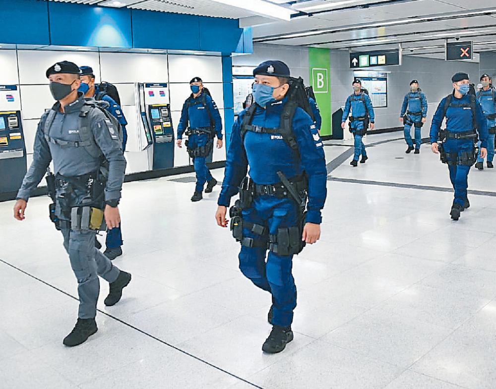 ■警方鐵路應變部隊及反恐特勤隊，昨午穿上新制服在會展站巡邏。