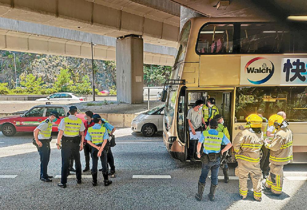 ■巴士司機疑在中線停車回答乘客問題，涉危險駕駛引致他人死亡被捕。