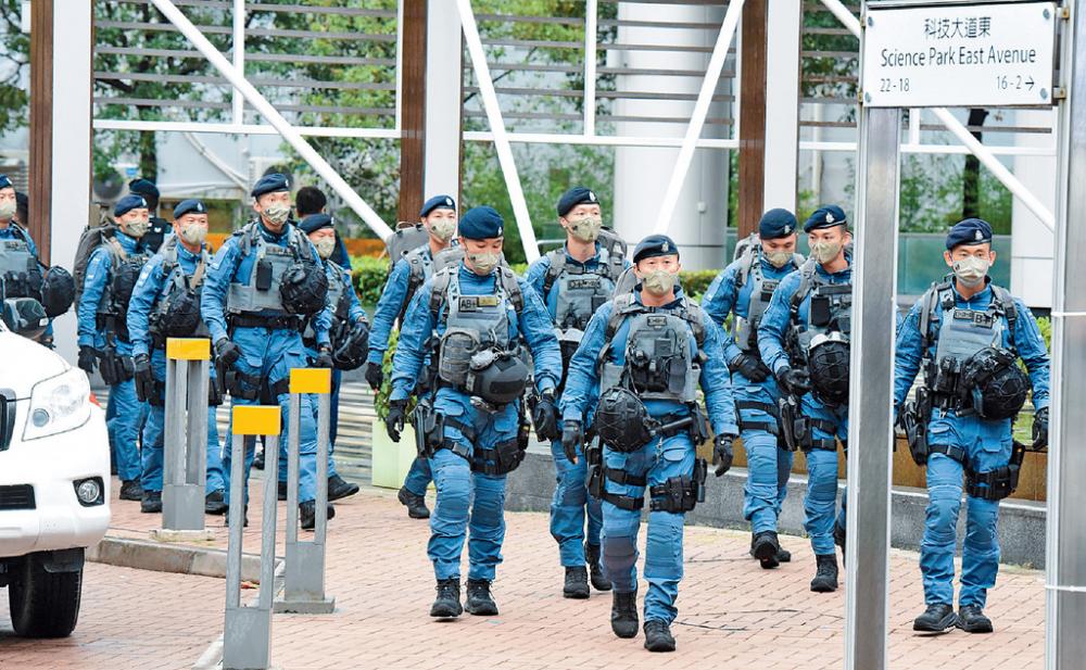 ■大派警員穿上防刺背心到現場巡視，同時派出飛行服務隊在維港上空視察。