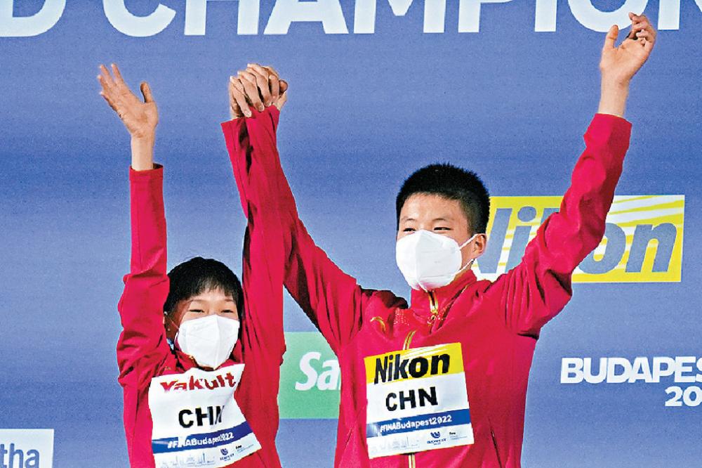■全紅嬋（左）和白鈺鳴為國家隊帶來世錦賽跳水的第一百面金牌。
