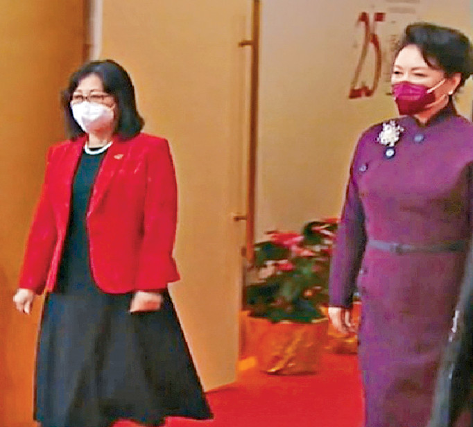 ■彭麗媛（右）身穿一襲紫色套裝，典雅高貴。林麗嬋（左）身穿鮮紅外套，吸引不少目光。