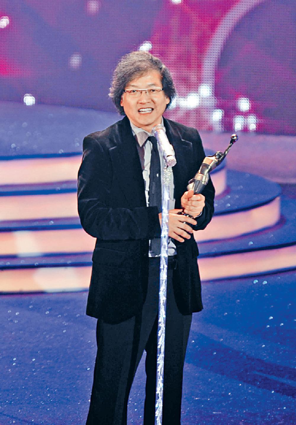 1952-2022 ■羅啟銳憑《歲月神偷》，勇獲香港電影金像獎最佳編劇獎。
