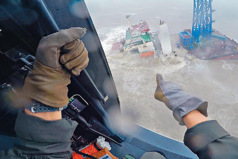 ■內地工程船遇颱風斷開，香港飛行服務隊冒險出動，救出三名船員。