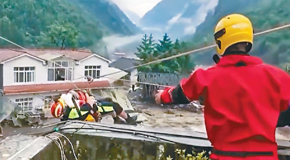 ■綿陽當局出動警消人員應對洪災，拯救被困民眾。