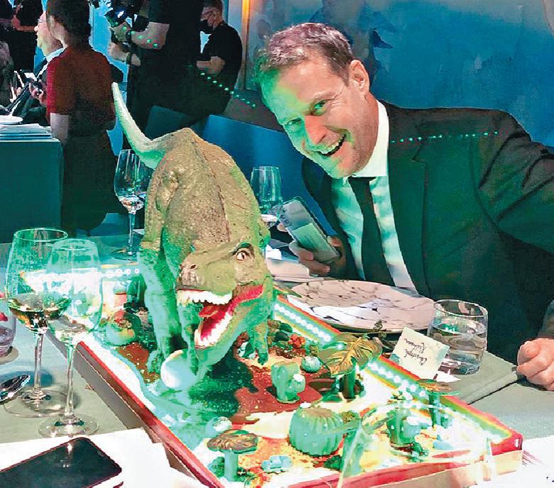 ■德國恐龍專家Chris跟恐龍甜品來張合照