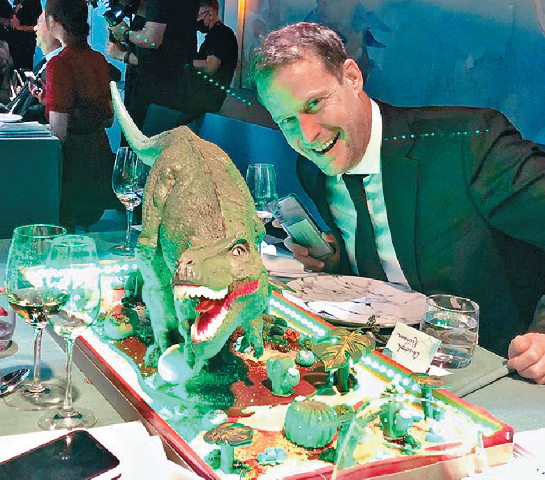 ■德國恐龍專家Chris跟恐龍甜品來張合照p/　　