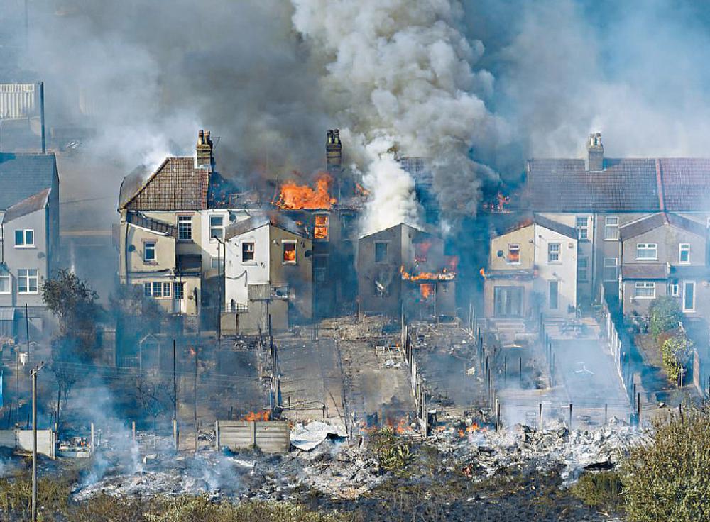 ■英國破紀錄高溫，山火燒毀大批房屋。