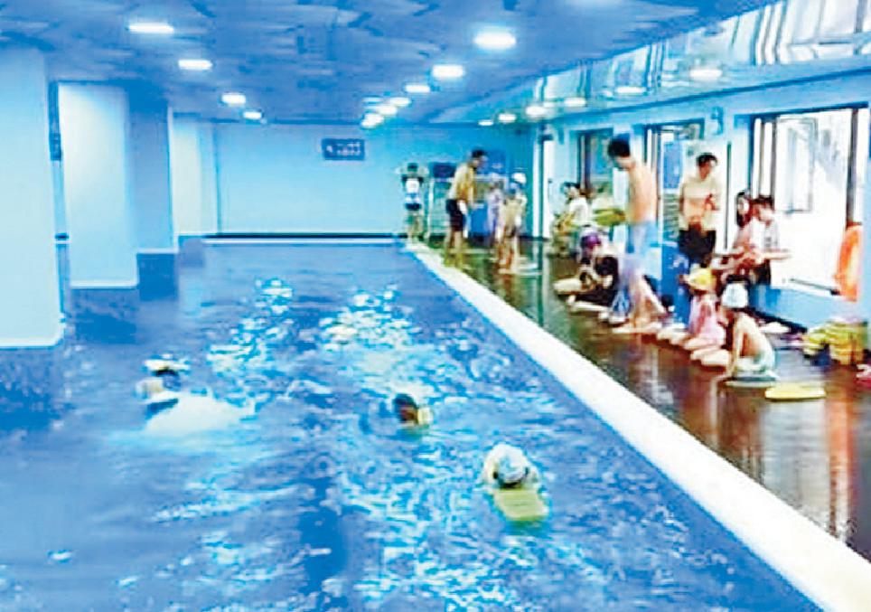 ■樂山沙灣區多名孩子家長周一反映，孩子在星躍動游泳館游泳後出現連日高燒、身體不適的情況。