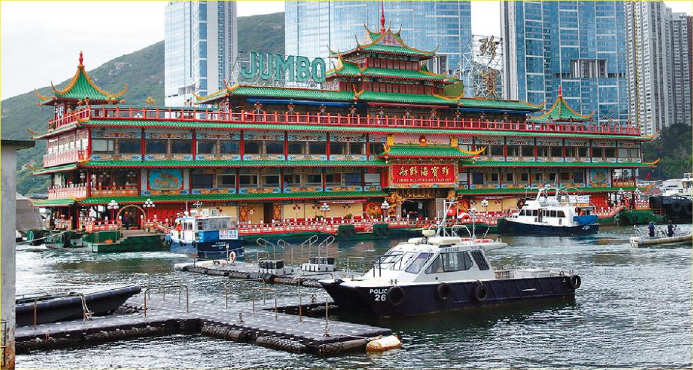 ■珍寶海鮮舫於六月十四日開始由拖船移離香港。