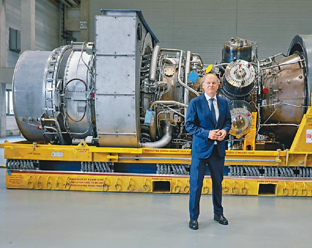 ■德國總理朔爾茨周三到訪西門子公司一間工廠，向傳媒展示早前送往加拿大完成維修的渦輪機。