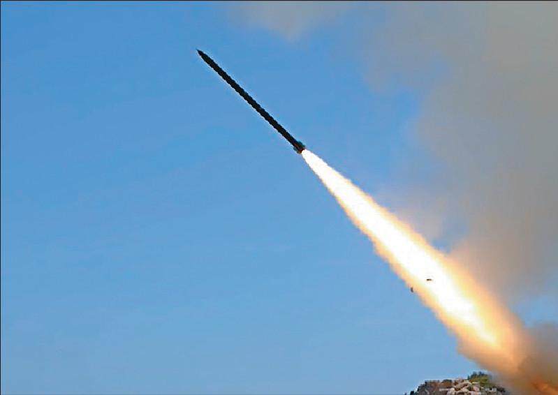 ■解放軍昨日試射多枚導彈，導彈車在不同環境，包括山野和密林等地區發射導彈。