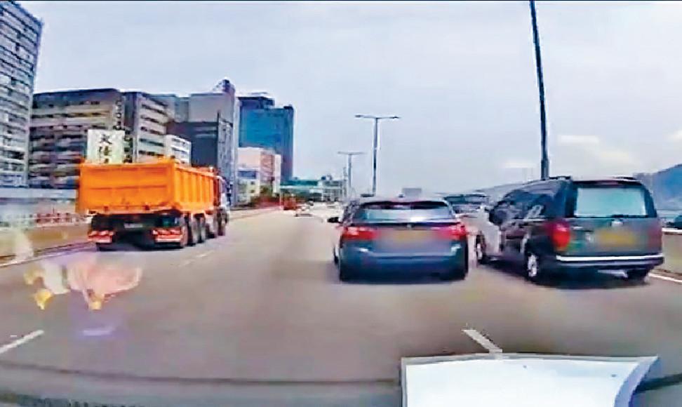 ■車Cam影片顯示，一輛客貨車行駛時，突然遭巨型紙板遮蓋車頭。
