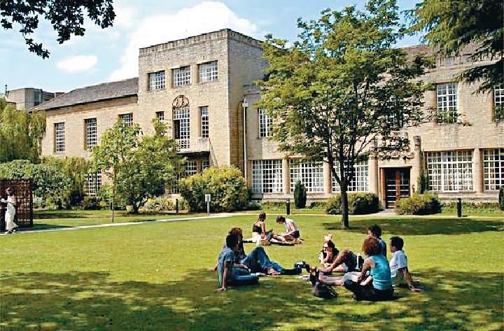 ■英國大學聯招（UCAS）在每年九月接受申請，圖為牛津大學。