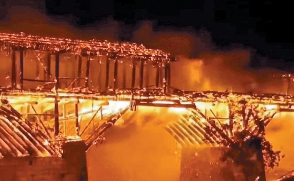 ■萬安橋周六陷入一場大火，火勢吞沒了整條橋。右圖為萬安橋原貌。