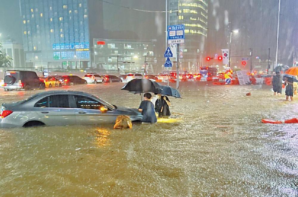 ■南韓首都圈遭遇百年一遇豪雨，造成至少八人死亡。